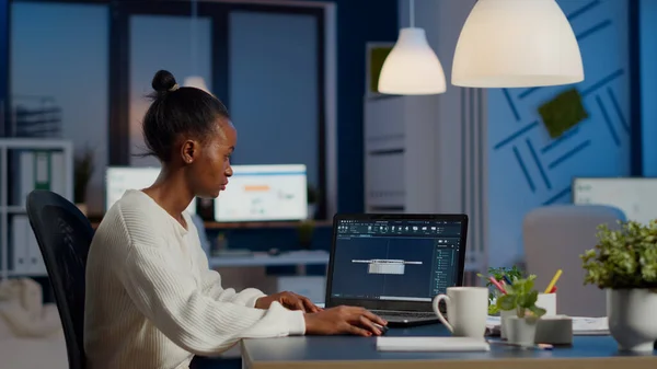 African woman engineer working in modern cad program with gear — Stock Photo, Image