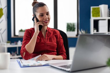 Gülümseyen girişimci telefon görüşmesi sırasında sohbet ediyor.