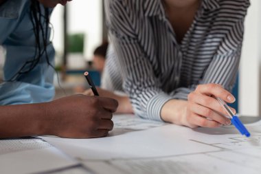 Çalışan çeşitli mimar kadınların ellerini kapatın.