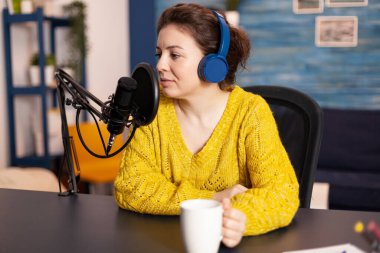 Kulaklık takan etkili yeni podcast serisini kaydediyor