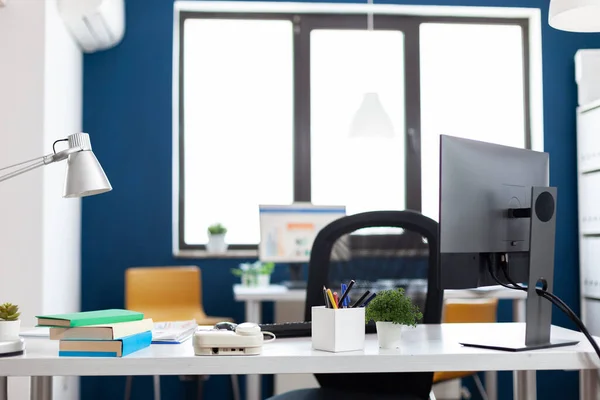 Intérieur de bureau moderne avec personne dedans — Photo