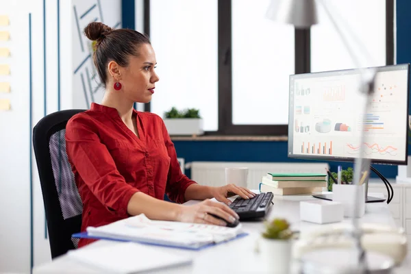 Portret van een geconcentreerde ondernemer die werkt en financiële grafieken analyseert — Stockfoto