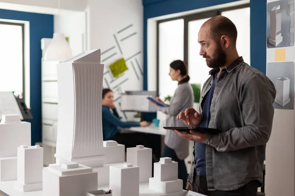 Mann mit Architektenberuf arbeitet im Büro — Stockfoto