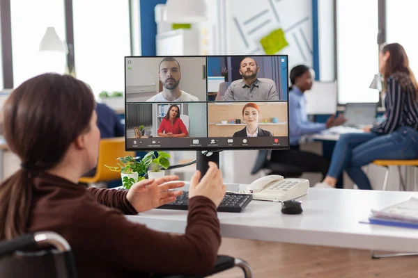 Neplatný zaměstnanec během virtuálního rozhovoru na videokallu — Stock fotografie
