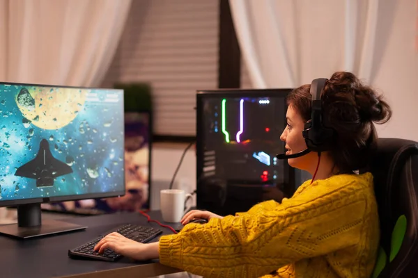 Mujer experta gamer jugando espacio shooter video juego — Foto de Stock
