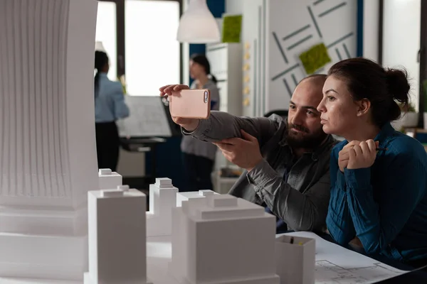 Professionella arkitektkollegor arbetar med smartphone — Stockfoto