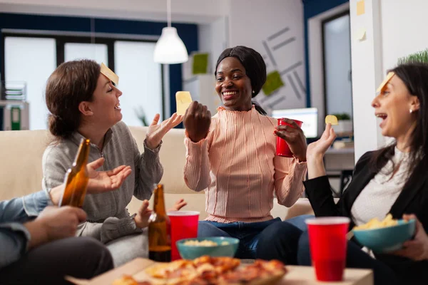 Diverse team of colleagues play game of guessing after work — Stock Photo, Image