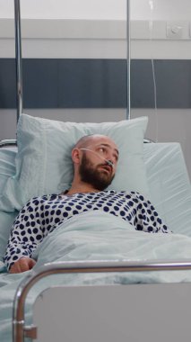 Uygulamalı siyah doktor tablet bilgisayar kullanan hasta adama kemik radyografisini açıklıyor.