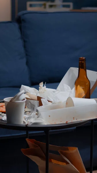 Leeg huis van depressieve persoon met rommelige tafel met restjes erop — Stockfoto
