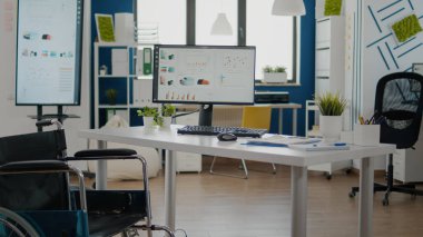 Modern tasarımı ve tekerlekli sandalyesi olan boş bir işletme.