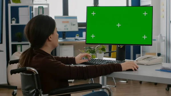 Donna non valida emplyee che lavora sullo schermo del modello verde del computer desktop — Foto Stock