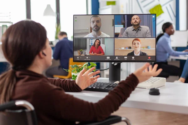 Gerente de proyecto paralizado hablando con el equipo durante la videoconferencia —  Fotos de Stock