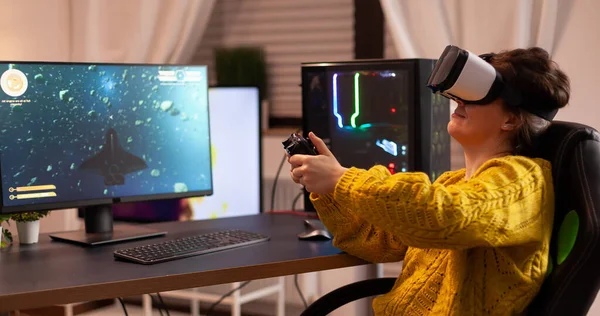 Pro cyber sport gamer ontspannen spelen van video games met behulp van vr headset — Stockfoto