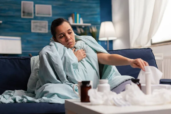 Donna malata avvolta in una coperta a casa con infezione da virus — Foto Stock