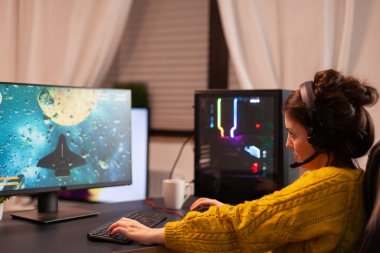 Rekabetçi video oyunlarında oynayan profesyonel eSport oyuncusuName