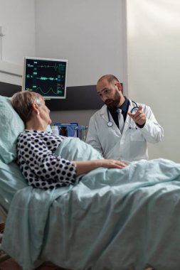 Doktor hasta, hasta, hasta ve hasta yatağında yatıyor.