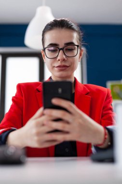 İş kadını mesajlaşırken akıllı telefona odaklan