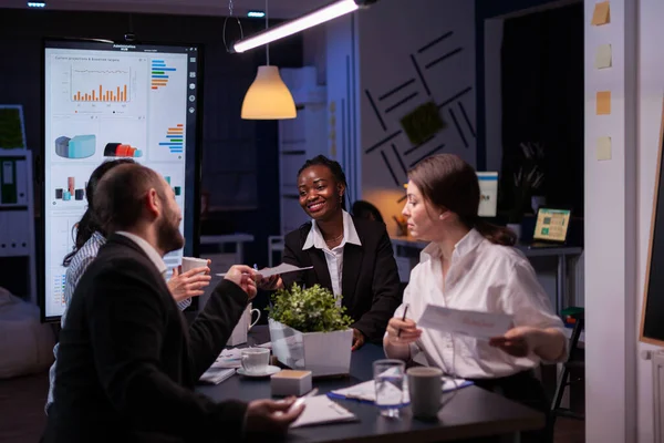 Diversi imprenditori multietnici che lavorano fino a tardi la notte — Foto Stock