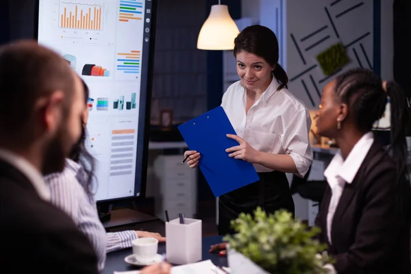 Empresarios multiétnicos enfocados que trabajan en la sala de reuniones de la empresa — Foto de Stock