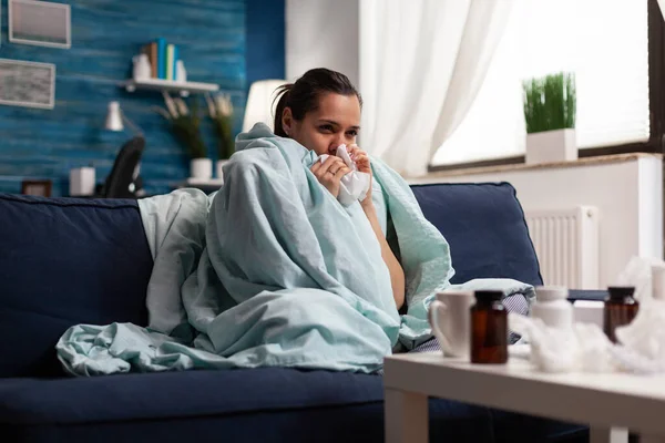 Donna con malattia avvolta in coperta a casa malata — Foto Stock