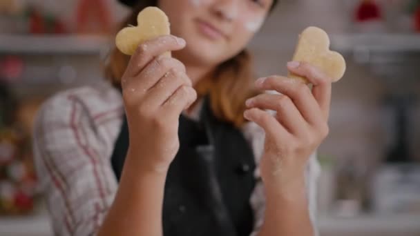 Selectieve focus van kleinkind koekjesdeeg met hartvorm in handen — Stockvideo