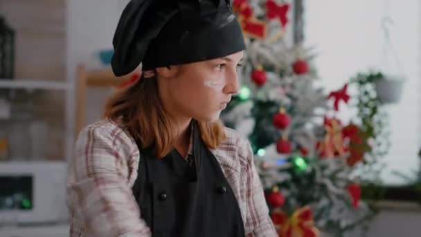 Retrato de criança feliz vestindo avental de pé à mesa em xmas cozinha decorada — Vídeo de Stock