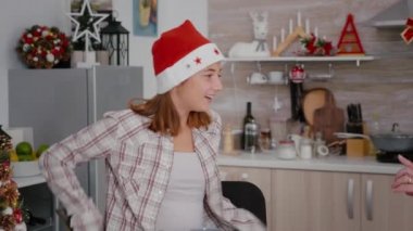 Büyükannem ve büyükbabam üzerinde kurdele olan Noel hediyelerini paylaşıyorlar.