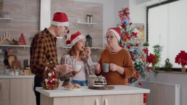 Büyükannem ve büyükbabam Noel 'i torunumla kutlarken eğleniyorlar.