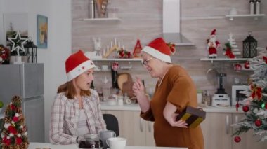 Büyükannem sürpriz torunum Noel hediyesiyle Noel 'i kutluyor.