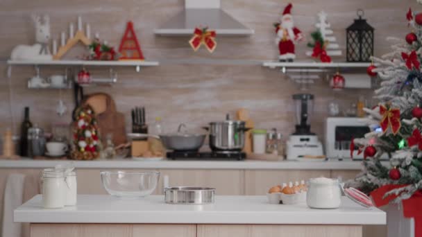 Puste święta urządzone kuchnia kulinarna bez nikogo w nim gotowy do tradycyjnego świątecznego wypoczynku — Wideo stockowe