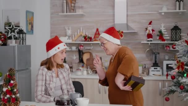 Abuela nieto sorprendente con regalo de envoltura de Navidad regalo celebrando navidad — Vídeos de Stock