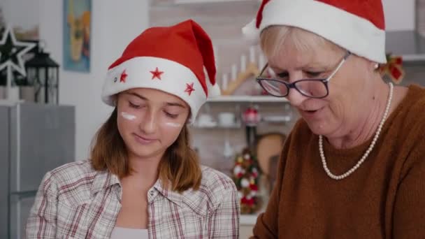 Grand-mère enseignant à sa petite-fille comment tamiser la farine ingrédients préparation maison délicieux dessert — Video