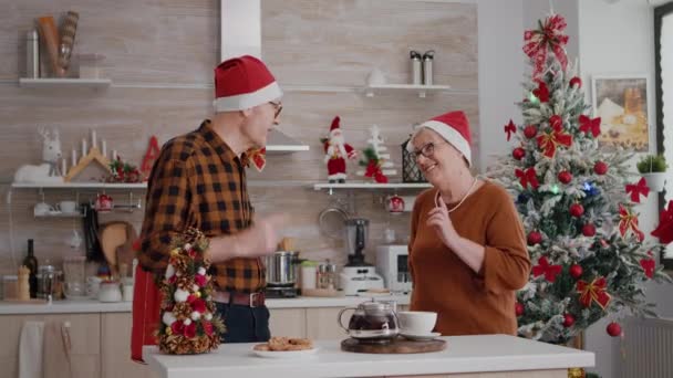 Glückliche Großeltern Paar Familie teilen Verpackungsgeschenk mit Schleife darauf — Stockvideo