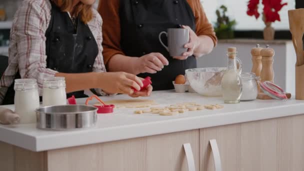 Γιαγιά δείχνει πώς να χρησιμοποιούν τα cookies σχήμα στο εγγόνι — Αρχείο Βίντεο