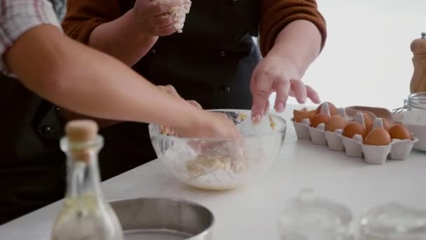 Primo piano di mani nipote preparare pasta biscotti tradizionali fatti in casa — Video Stock