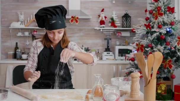 Portré gyermekekről, akik házi készítésű mézeskalács tésztára tesznek liszt összetevőt — Stock videók