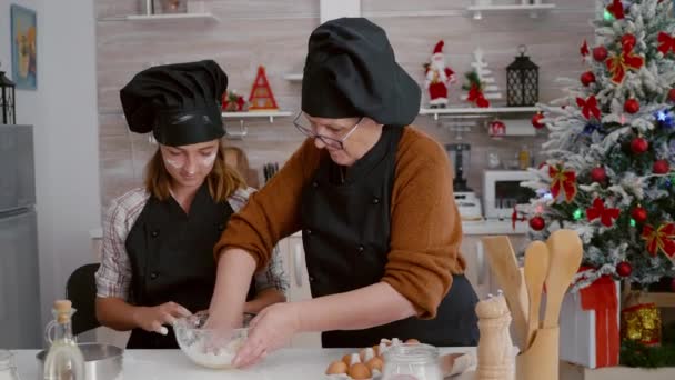 Neta com vovó preparando massa caseira tradicional assar bolachas tradicionais sobremesa — Vídeo de Stock