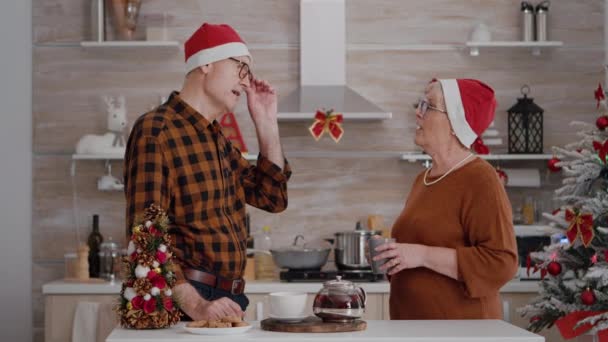 Abuelos con la nieta saludando a la madre remota celebrando las vacaciones de Navidad — Vídeos de Stock