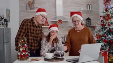 Online video görüşmesi sırasında torunu olan büyükannesi ve büyükbabası uzaktan arkadaşlarıyla selamlaşıyor.