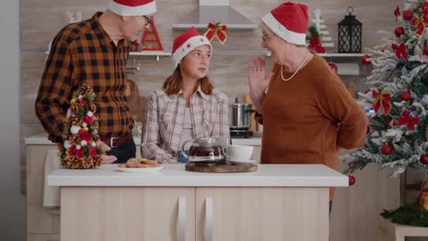 Glückliche Familie feiert Wintersaison und genießt Weihnachten am Tisch stehend — Stockvideo