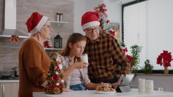 Família feliz assistindo online infância xmas vídeo usando tablet computador — Vídeo de Stock