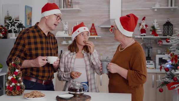 Feliz familia celebrando las vacaciones de Navidad disfrutando pasar la temporada de invierno juntos — Vídeo de stock