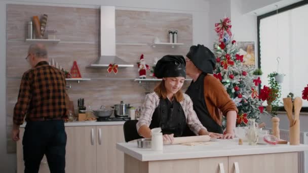 孙子孙女身穿熟食围裙，自制美味饼干面团 — 图库视频影像