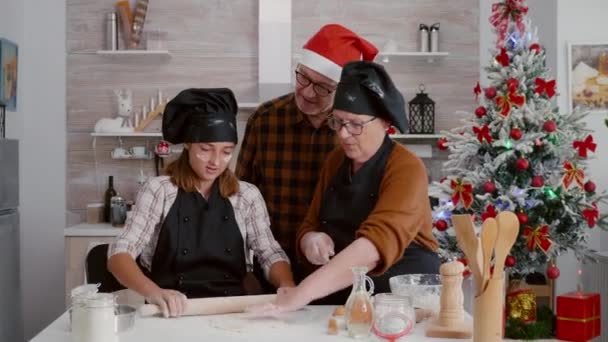 Abuelos enseñando a su nieta cómo preparar masa casera de jengibre — Vídeos de Stock