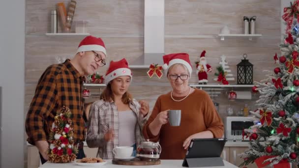 Avós com neta cumprimentando amigos remotos durante reunião de videocall online — Vídeo de Stock