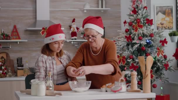 Grand-mère casser oeuf aider petit-enfant à préparer la pâte à biscuits festive dans la cuisine culinaire — Video