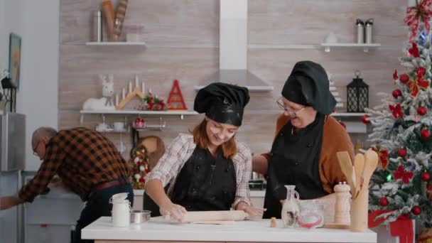 Famiglia felice che celebra la tradizionale festa di Natale preparando biscotti di pan di zenzero — Video Stock