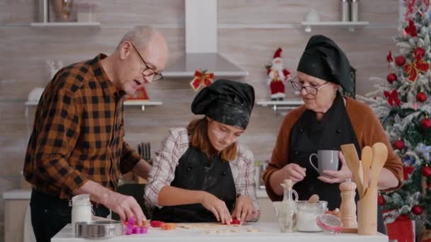 Famille heureuse préparant Noël délicieux dessert au pain d'épice en utilisant la forme de cookies — Video