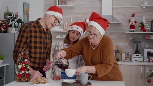 Família feliz celebrando feriado de Natal juntos comendo deliciosos biscoitos de chocolate assados — Vídeo de Stock