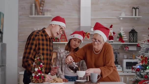 Keluarga dengan topi santa merayakan Natal bersama-sama menikmati Natal — Stok Video